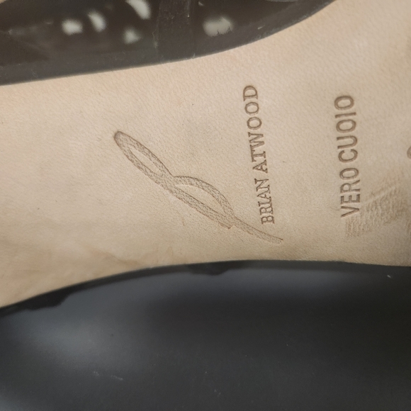 B BY BRIAN ATWOOD LAPLATA LASER CUT SANDALS heels Sz 9 - Picture 5 of 6